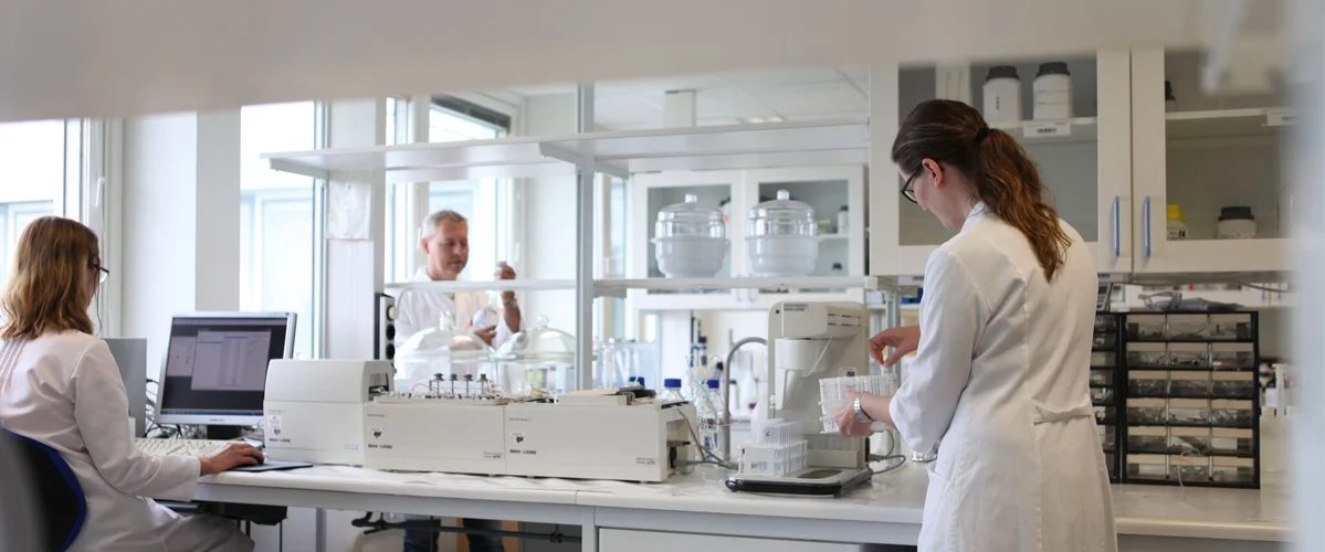 Prøver klargjøres for kjemisk analyse i laboratoriet